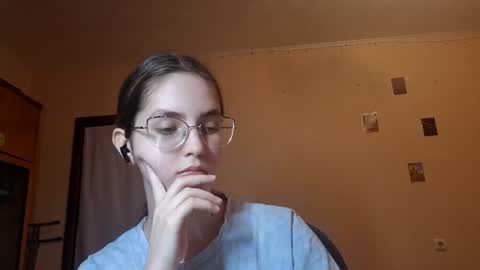 Snapshot of elmeraurora chatting on 06.19.26 Kate online show from 06.19.26