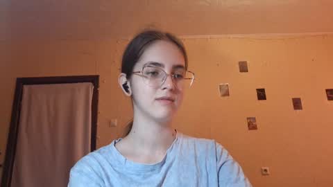 Snapshot of elmeraurora chatting on 06.23.26 Kate online show from 06.23.26