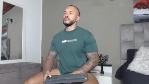 Snapshot of emanuelspencer chatting on 04.28.26 emanuelspencer online show from 04.28.26
