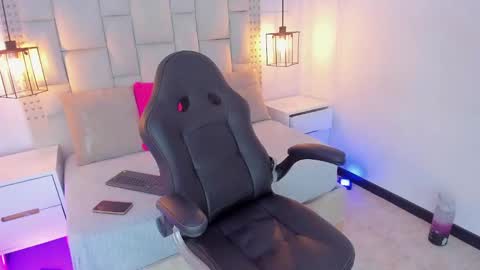 Snapshot of emelie_ch_ chatting on 12.04.24 Emily  online show from 12.04.24