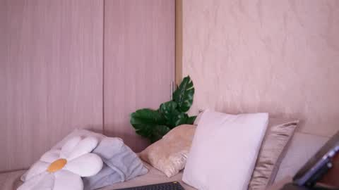 Snapshot of emiily_bell chatting on 02.14.26 online show from 02.14.26