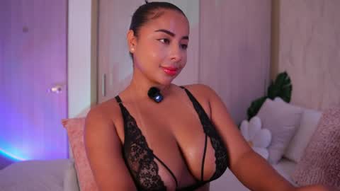 Snapshot of emiily_bell chatting on 05.16.26 online show from 05.16.26