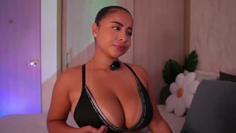 Snapshot of emiily_bell chatting on 05.20.26 online show from 05.20.26