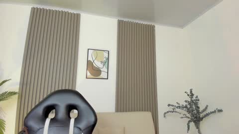 Snapshot of emiilycutex_ chatting on 01.25.25 online show from 01.25.25