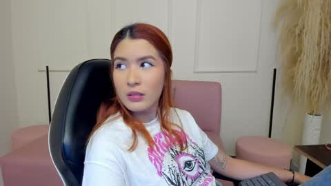 Snapshot of emiilycutex_ chatting on 02.06.25 online show from 02.06.25