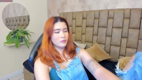Snapshot of emiilycutex_ chatting on 02.11.25 online show from 02.11.25