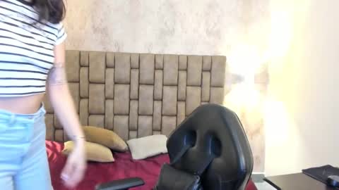Snapshot of emiilycutex_ chatting on 02.21.25 online show from 02.21.25
