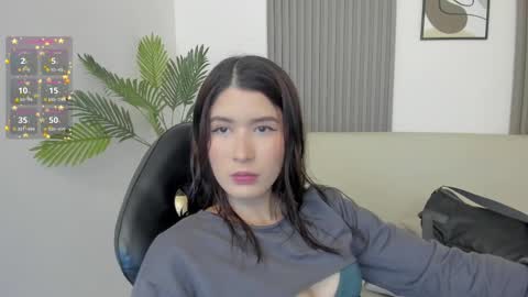 Snapshot of emiilycutex_ chatting on 03.05.25 online show from 03.05.25