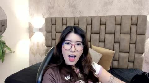 Snapshot of emiilycutex_ chatting on 10.02.25 online show from 10.02.25