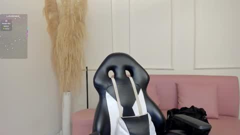 Snapshot of emiilycutex_ chatting on 10.20.25 online show from 10.20.25