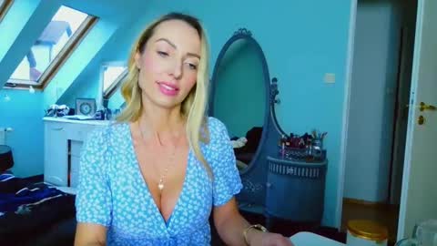 Snapshot of emilachat chatting on 01.21.25 Emila online show from 01.21.25