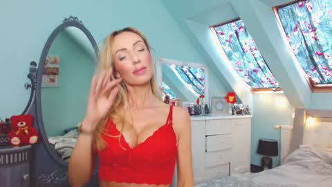 Snapshot of emilachat chatting on 03.11.25 Emila online show from 03.11.25