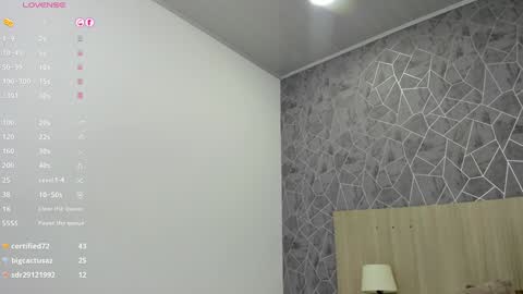 Snapshot of emili_lenus chatting on 12.19.24 Emili Lenus online show from 12.19.24