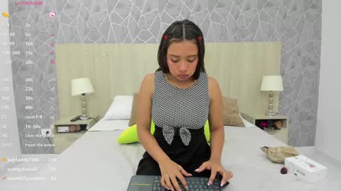 Snapshot of emili_lenus chatting on 01.05.25 Emili Lenus online show from 01.05.25
