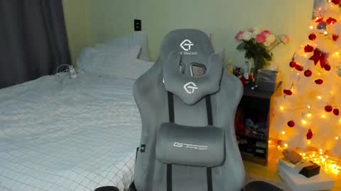 emili_sweet__ online show from 12.31.24