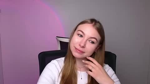 Snapshot of emilia_ilia chatting on 02.04.25 Emilia online show from 02.04.25