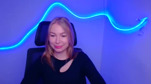 Snapshot of emilia_ilia chatting on 09.19.25 Emilia online show from 09.19.25