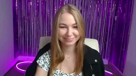 Snapshot of emilia_ilia chatting on 09.23.25 Emilia online show from 09.23.25