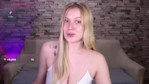 Snapshot of emiliaduchess chatting on 04.29.26 Amili online show from 04.29.26