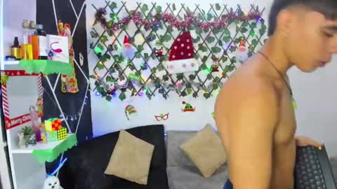 Snapshot of emilicollinss chatting on 12.12.24 EMILI AND GIN online show from 12.12.24