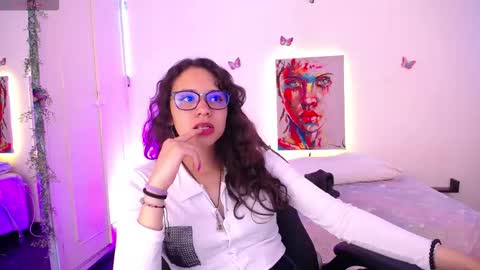 Snapshot of emilirusso chatting on 10.16.25 Emili Russo online show from 10.16.25