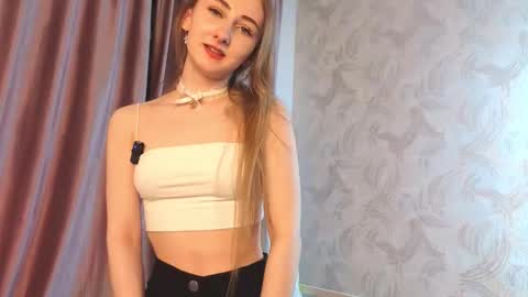 Snapshot of emilka_milka chatting on 12.17.25 Im Amy online show from 12.17.25