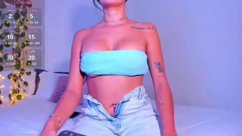 Snapshot of emillyhils1 chatting on 10.29.25 emilly online show from 10.29.25