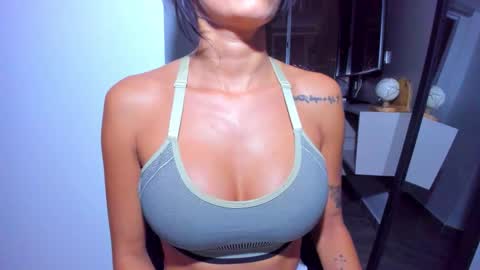 Snapshot of emillyhils1 chatting on 02.15.26 emilly online show from 02.15.26