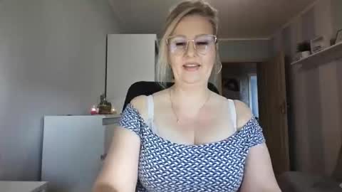 Snapshot of emillykiss chatting on 02.26.26 EmillyLove online show from 02.26.26