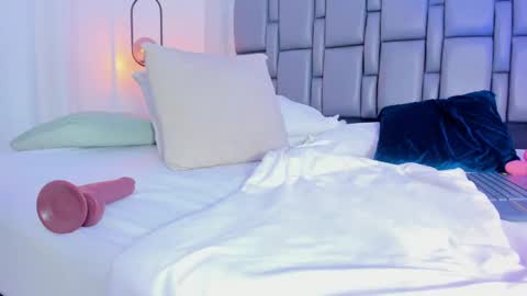 Emi  online show from 02.15.25