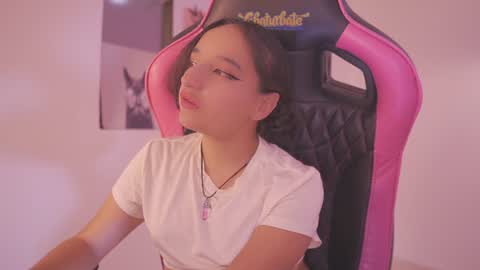Snapshot of emily_jonexs_ chatting on 06.18.26 mily online show from 06.18.26
