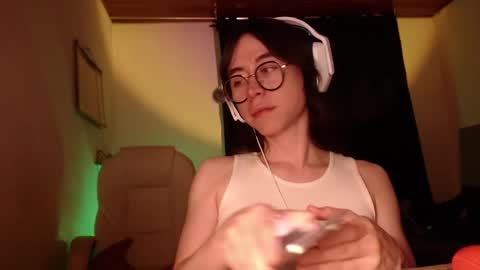 Snapshot of emily_pearl_ chatting on 12.08.24 emily_pearl_ online show from 12.08.24