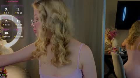 Snapshot of emily_shepard chatting on 09.17.25 emily shepard online show from 09.17.25