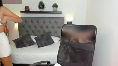 Snapshot of emily_villamil_ chatting on 12.28.24 Emi online show from 12.28.24