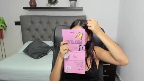 Snapshot of emily_villamil_ chatting on 01.06.25 Emi online show from 01.06.25