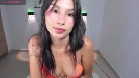 Snapshot of emily_villamil_ chatting on 09.10.25 Emi online show from 09.10.25