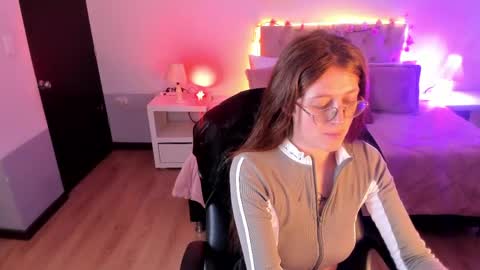 Snapshot of emily_warren__ chatting on 06.04.26 emily_warren__ online show from 06.04.26