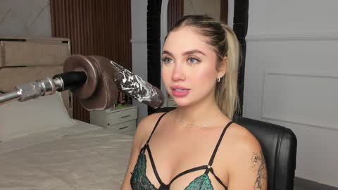 Snapshot of emilyhendrix_ chatting on 01.30.25 Emily Hendrix online show from 01.30.25