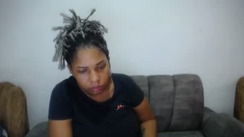 Snapshot of emilyhines__ chatting on 06.11.26 Emilyhines online show from 06.11.26