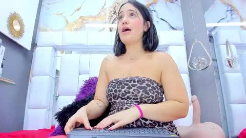 Snapshot of emilymadrid chatting on 02.08.25 Emily online show from 02.08.25