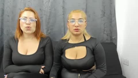 Snapshot of emilyriskhot chatting on 02.10.25 emily  friends online show from 02.10.25