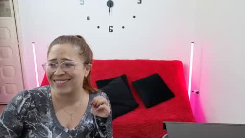 Snapshot of emilyriskhot chatting on 10.05.25 emily  friends online show from 10.05.25