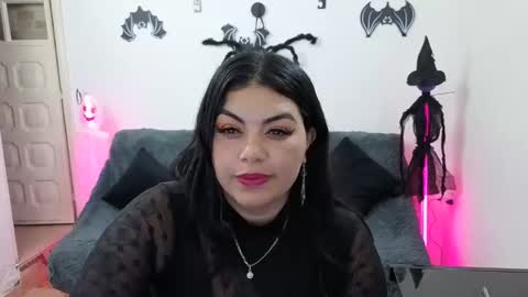 Snapshot of emilyriskhot chatting on 10.16.25 emily  friends online show from 10.16.25