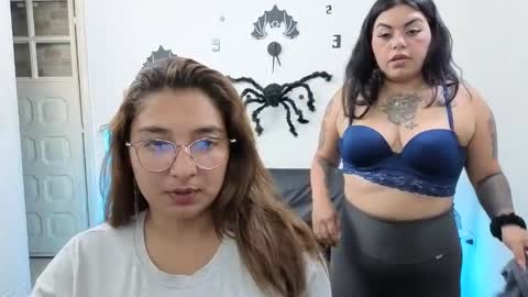 Snapshot of emilyriskhot chatting on 10.18.25 emily  friends online show from 10.18.25