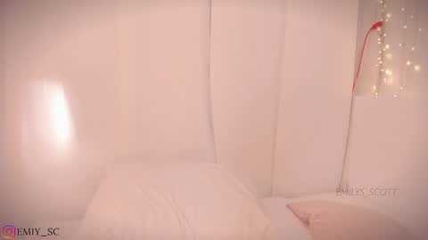 Snapshot of emilys_scott chatting on 01.11.25 Emy online show from 01.11.25