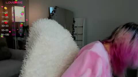 Snapshot of emilytrase chatting on 07.12.26 Betty online show from 07.12.26