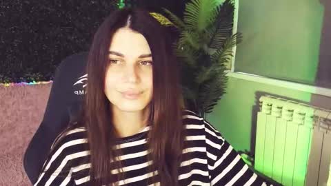 Snapshot of emilytucker chatting on 10.04.25 Emily online show from 10.04.25