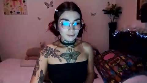 Snapshot of emilywhitee_ chatting on 12.04.24 Valentina independent model online show from 12.04.24