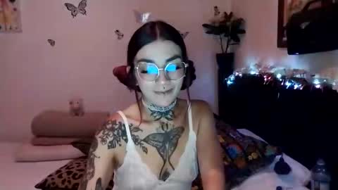Snapshot of emilywhitee_ chatting on 12.12.24 Valentina independent model online show from 12.12.24