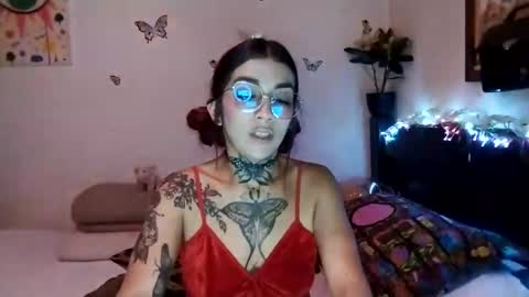 Snapshot of emilywhitee_ chatting on 12.16.24 Valentina independent model online show from 12.16.24